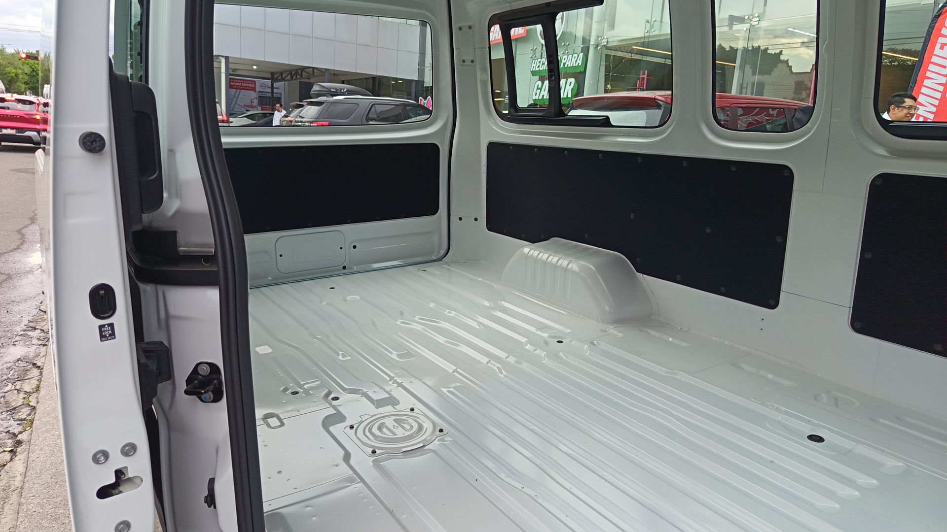 2026 Nissan Urvan 4p Amplia L4/2.5 Man Ventanas
