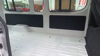 2026 Nissan Urvan 4p Amplia L4/2.5 Man Ventanas