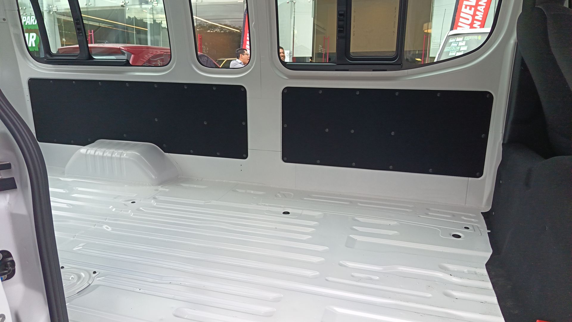 2026 Nissan Urvan 4p Amplia L4/2.5 Man Ventanas