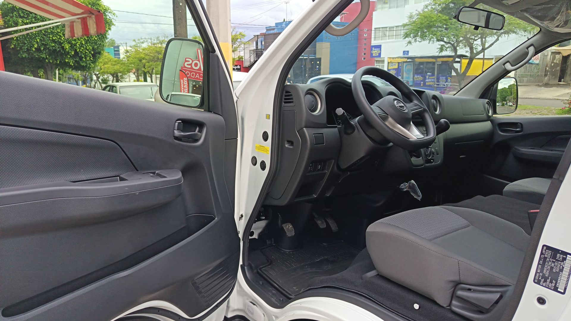 2026 Nissan Urvan 4p Amplia L4/2.5 Man Ventanas