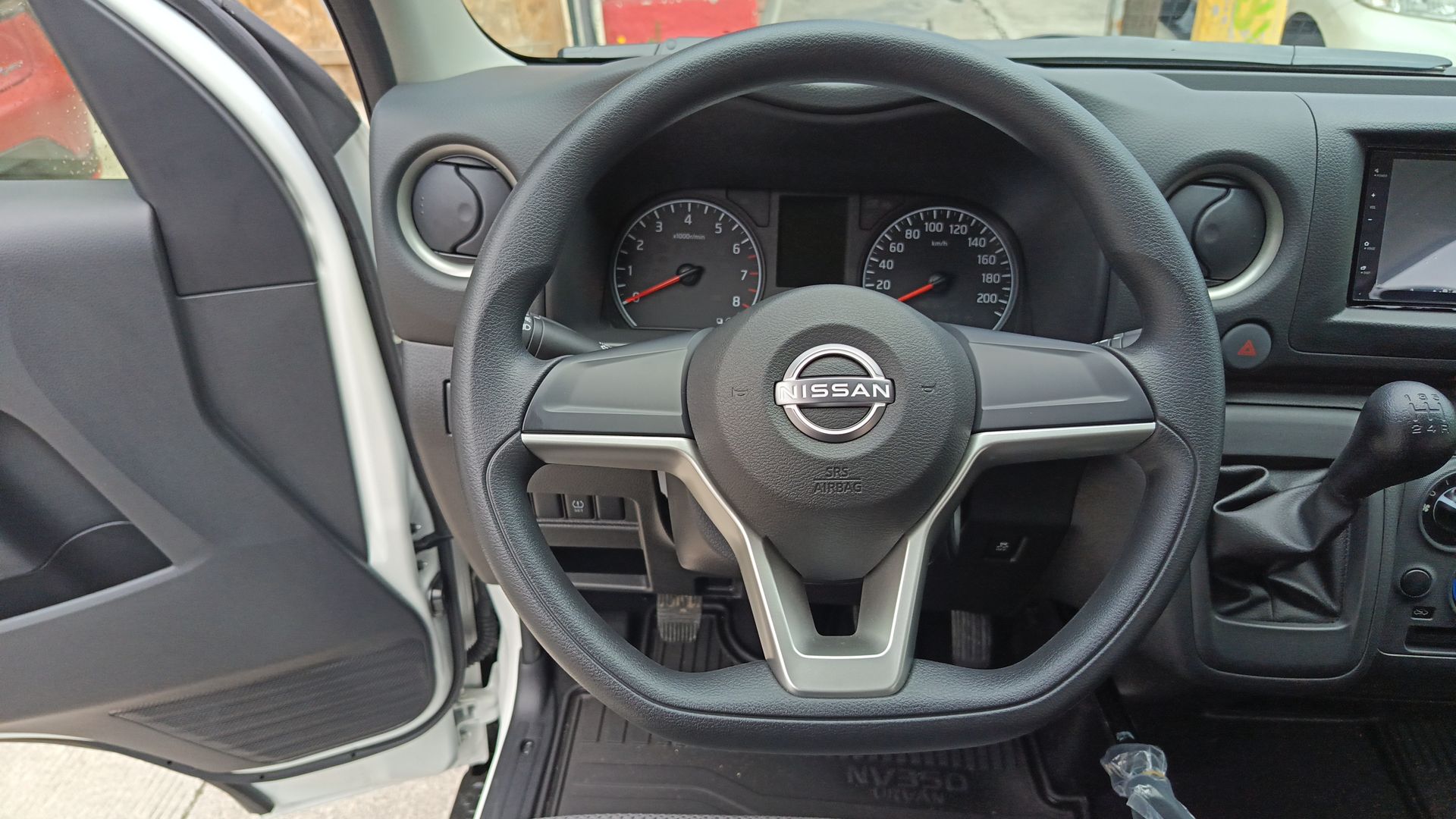 2026 Nissan Urvan 4p Amplia L4/2.5 Man Ventanas