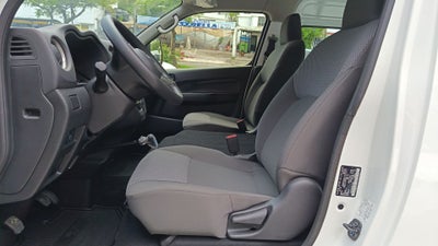 2026 Nissan Urvan 4p Amplia L4/2.5 Man Ventanas