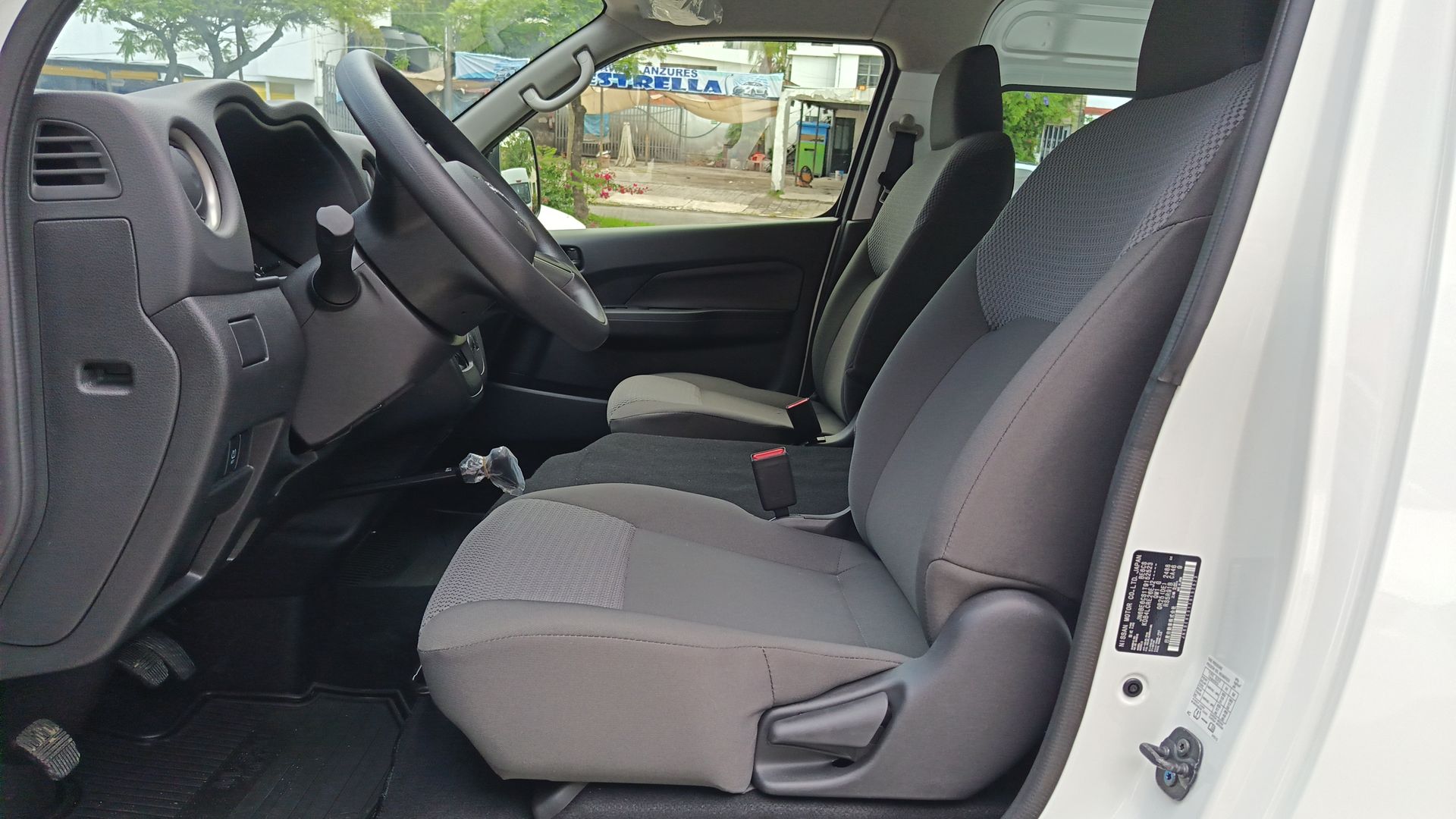 2026 Nissan Urvan 4p Amplia L4/2.5 Man Ventanas