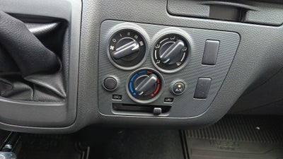 2026 Nissan Urvan 4p Amplia L4/2.5 Man Ventanas