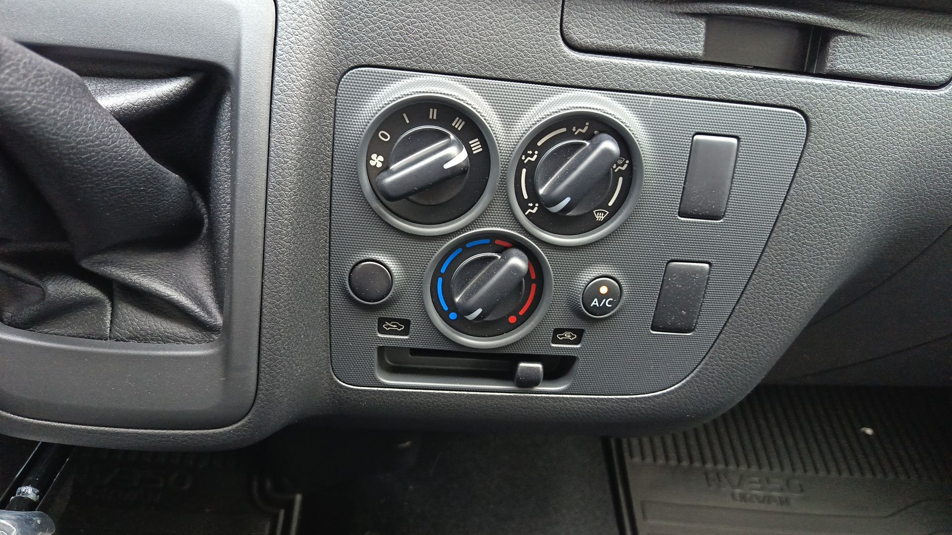 2026 Nissan Urvan 4p Amplia L4/2.5 Man Ventanas