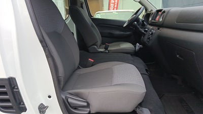 2026 Nissan Urvan 4p Amplia L4/2.5 Man Ventanas