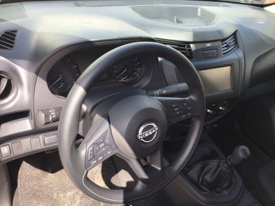 2025 Nissan Pick Up NP300 2p L4/2.5 Man A/A