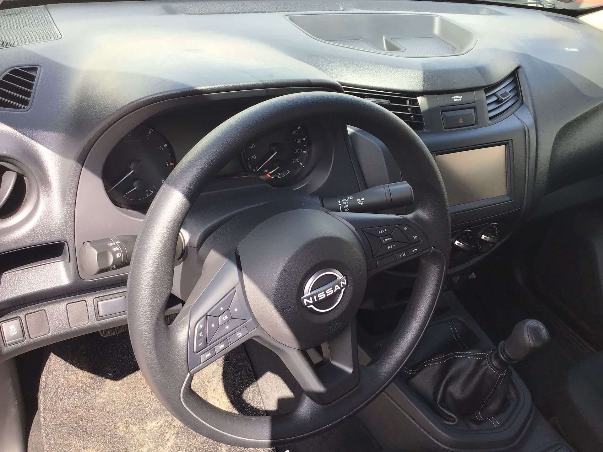 2025 Nissan Pick Up NP300 2p L4/2.5 Man A/A