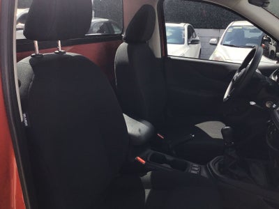 2025 Nissan Pick Up NP300 2p L4/2.5 Man A/A