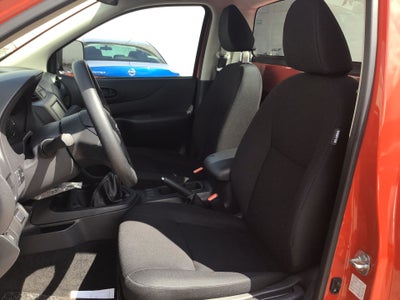 2025 Nissan Pick Up NP300 2p L4/2.5 Man A/A