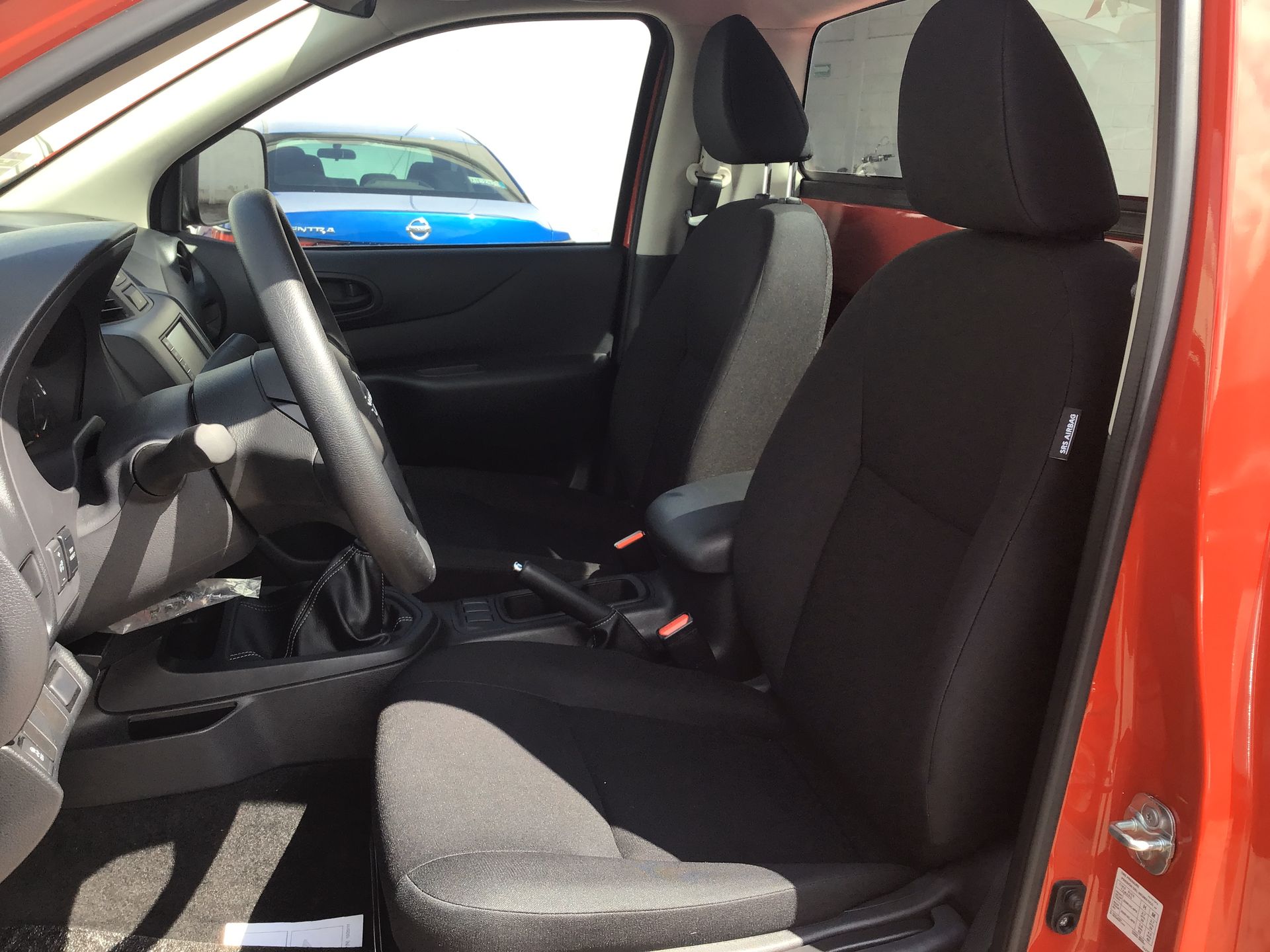 2025 Nissan Pick Up NP300 2p L4/2.5 Man A/A