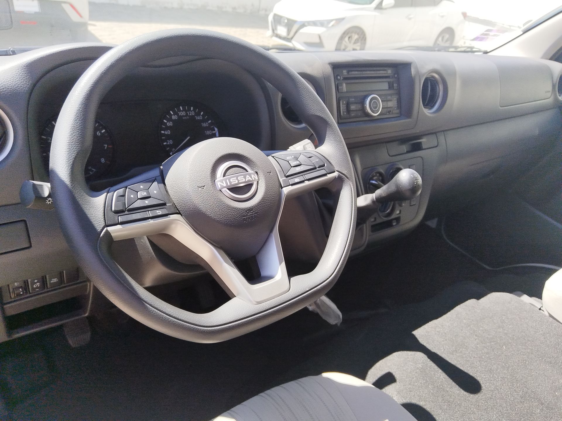 2025 Nissan Urvan 4p Amplia L4/2.5 Man 15/Pas P/Seg