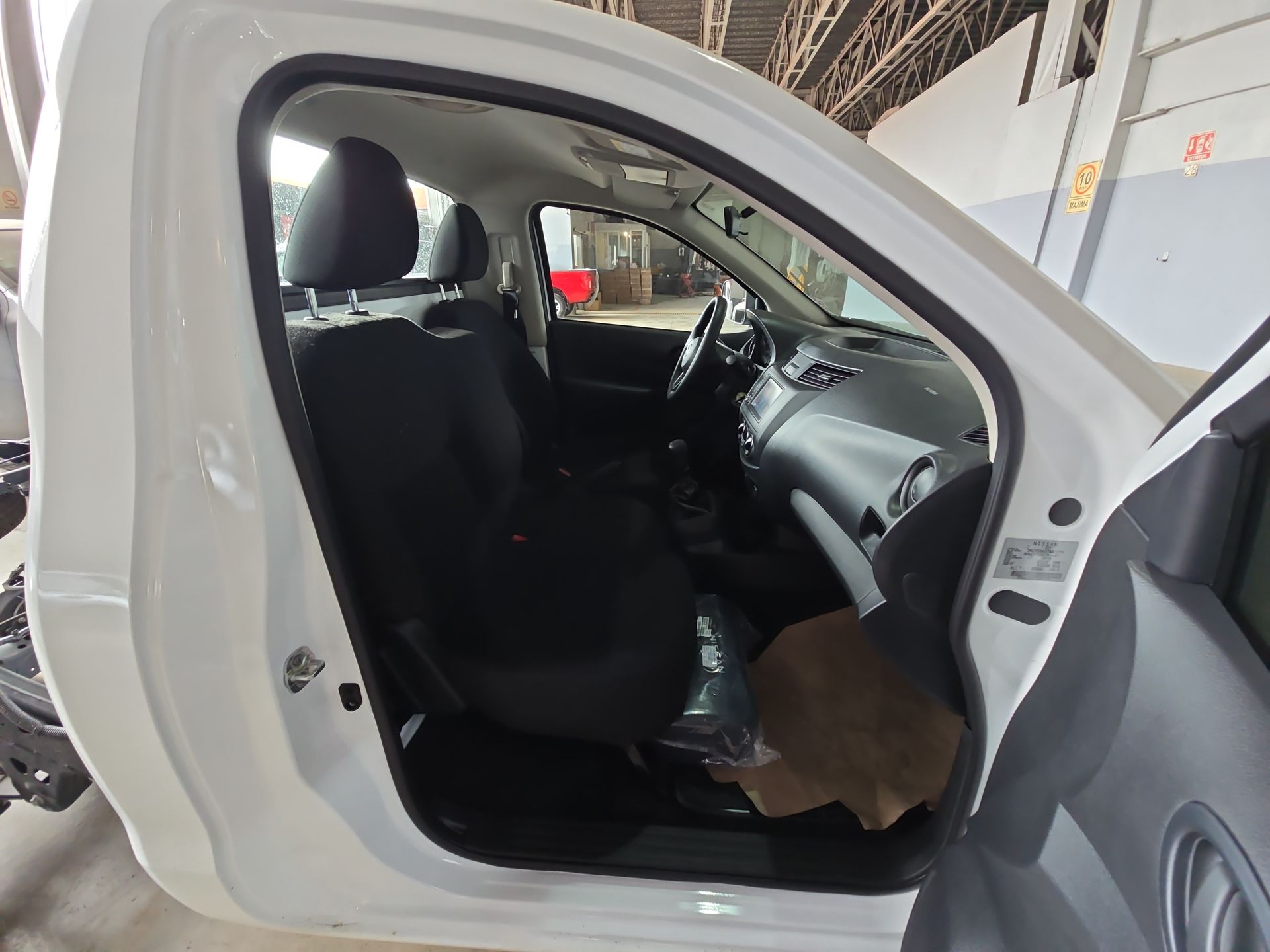 2026 Nissan Chasis Cabina NP300 2p L4/2.5 Man A/A VDC